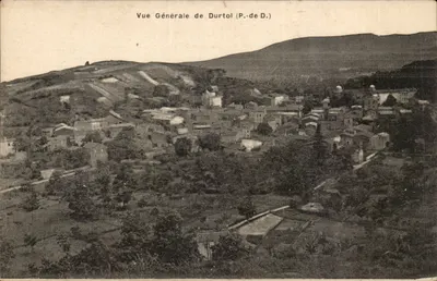 Vista geral de Durtol (P.-de-D.) — vista panorâmica do vilarejo na planície com colinas no fundo
