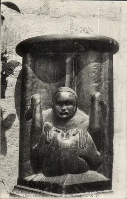 O Castelo — Escultura de teto do século XV — N. P.