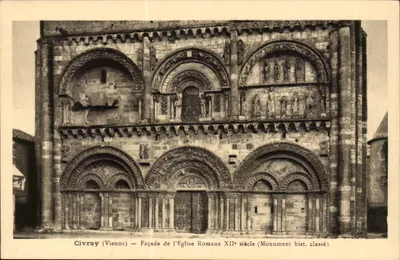 Civray (Vienne) — Fachada da Igreja Romana do Século XII (Monumento Histórico Clássico)