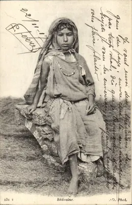 Bédouina — jovem sentada em uma pedra — P. D. Fot.