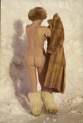 Nagość w pelerynie — scenografia zimowa — seria Minouche, Fot. A. Sénéchal, N° H2