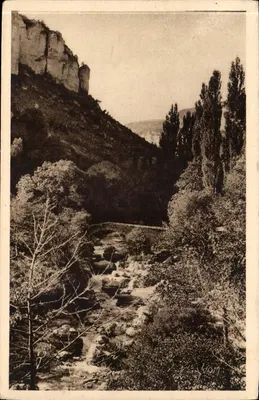 Gorges do Tarn — O Canão da Fonte dominado pelos muros crenelados do Forte Saint-Michel, bastião do Causse Noir — Les Éditions d'Art Yvon, Paris