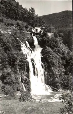 Cascada de Montaguí — widok spadku z budynkiem na szczycie — wydawca: N.º 6 AGUAS DE RIBAS