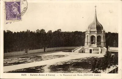 Sainte-Anne-d'Auray — O Monumento aos Mortos (MÉNARD Arquiteto)