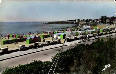Praia de Croix-de-Vie — cabanas coloridas — JEHLY