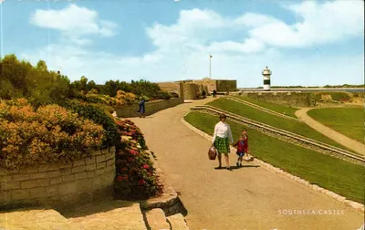 Southsea Castle — vista do caminho cercado de flores e do farol — editor Salmon Cameracolour