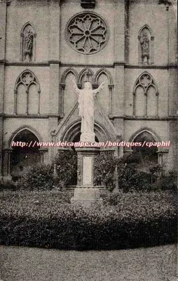 Estátua de Jesus diante de uma fachada de igreja gótica — Convento e Pensionato das Irmãs da Providência, Peltre (Moselle)