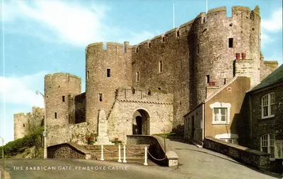 A porta Barbican, Castelo de Pembroke — A Salmon Cameracolour Post Card, n° 1-15-05-04