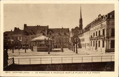 Montbéliard — O kiosco de música na praça e a postagem