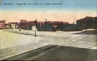 Verona — Piazza Bra, com a Arena e o Palácio Municipal.