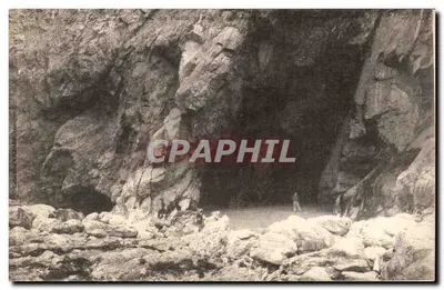 पॉइंट डी ला गारेन्ने की गुफा — चट्टानों और अंधेरे द्वार — छापकर्ता अज्ञात