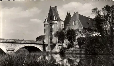 La Flèche (Sarthe) — O Castelo dos Carmes à beira do Loir — Éditions du Globe