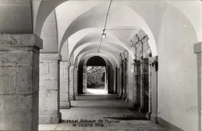 Cloître da Abadia de Pomier — vista do corredor com arcos — editor Arti. & Cie, n° 1179