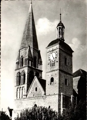Igreja de Vermenton — vista dos dois campanários — Edições Mivernais