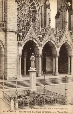Pontmain — Facha da Basílica e Coluna da Aparição — M. Pomnier 'A Jeanne-d'Arc', Pontmain (Mayenne)