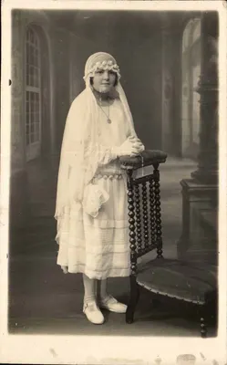 Joven en vestido blanco y velo — Henri SALAUP, VANTES