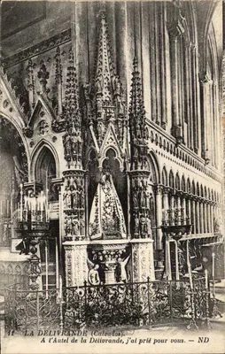 La Delivrande (Calvados) — Altar decorado com esculturas e estátuas — ND