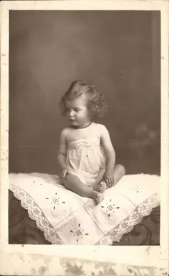 Niña — foto de estudio — editor no identificado