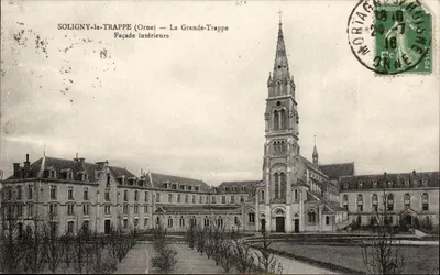 Bilhete postal antigo Soligny la Trappe A grande trappé Fachada interna