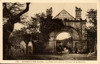 Noirmoutier (Vendée) — A Porta dos Leões na Abadia da Blanche — J. Nozalis, Ed. Nantes