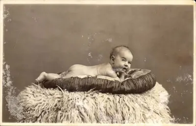 Bebé tumbado sobre cojín — estudio fotográfico — Tarjeta postal