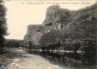 Vale da CURE — Pierre-Perthuis, Roches de Gingon — ND Phot.