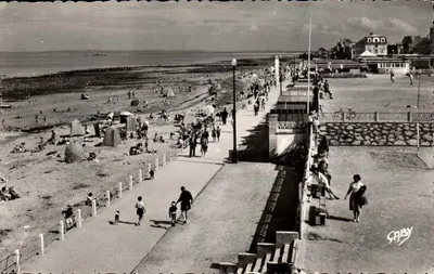 Luc-sur-Mer — A Promenade da Digue e a Praia — Éditions Gaby