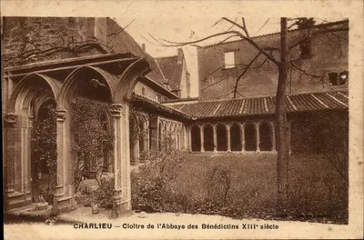 Charlieu — Cloister da Abadia dos Beneditinos do século XIII — Édit Laboree