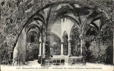 Mosteiro de LÉRINS — Interior do Velho Castelo Saint-Honorat — Propriedade exclusiva da Abadia