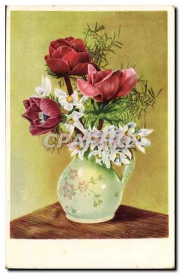 Arranjo de flores — anêmonas e anêmonas das neves — em um vaso decorado — editor não visível