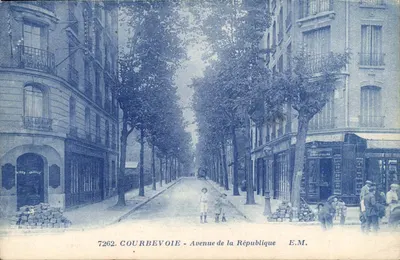 Courbevoie - Avenida da República — vista urbana com árvores e comércios — E.M. n°7262