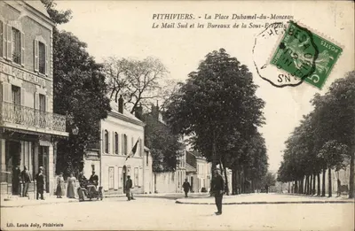 Pithiviers - A Praça Dubamel-du-Monceau. O Mail Sud e os Escritórios da Subprefeitura