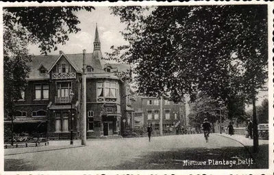 Nieuwe Plantage, Delft — vista de um edifício com arquitetura ornada e de uma rua arborizada — V.L.D.