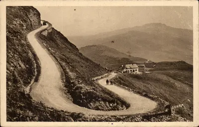 A Subida ao Pas de Peyrol — Cantal — Rota do Puy Mary — editor Les Arts Graphiques, Toulouse