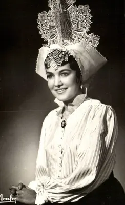 De Koningin van de Zandgronden van Olonne — portret van een vrouw in traditioneel kleding — Studio P. Marlin, Les Sables-d'Olonne