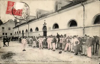 Fontainebleau CPA 7eme Dragons En attendant le pansage (chevaux) TOP