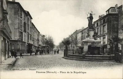 Pézenas (Hérault) — Place de la République — CI A Bardou, photo - Pézenas