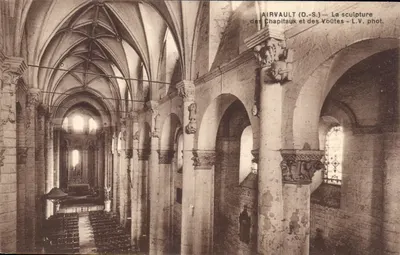 Airvault (D.-S.) — A escultura dos capitéis e das abóbadas — L.V. fot.