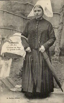 Femme en costume traditionnel — Thouars (Deux-Sèvres) — A. Ganne, éditeur