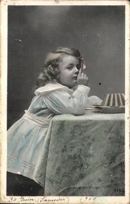 Niña sentada a la mesa — fotografía — 30 Guin, Sábado, 1906 — n° 1145