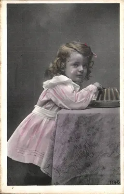 Niña en vestido rosa — delante de un pastel — editor desconocido, n° 1146