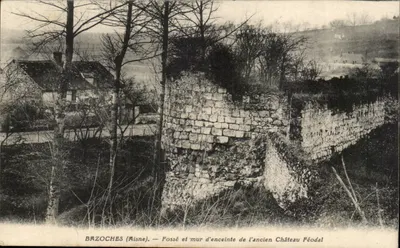Bazoches (Aisne) — Fosso e muro de defesa do antigo Castelo Feudal
