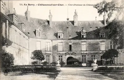 Châteauneuf-sur-Cher — Cour d'honneur du Château — editor A. Auxenans, Bourges, n°721