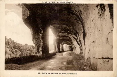 Desfile de Ruoms — Sob os túneis — A Ardeche pitoresca — n°63