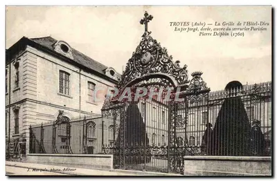 Troyes (Aube) — La Grille de l'Hôtel-Dieu — œuvre du serrurier parisien Pierre Delphin (1760)
