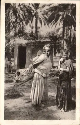 Maurescas diante de seu Gourbi — Biskra — Editora: Les Arts Photomécaniques, n°113