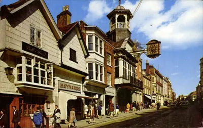 Maynards Street — widok ulicy z Bull's Head i zegarem — High Street, Guildford