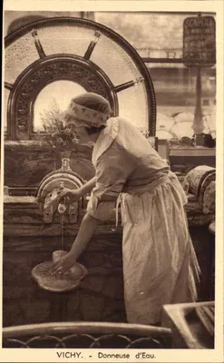 Vichy - Donneuse d'Eau — scène de distribution d'eau minérale