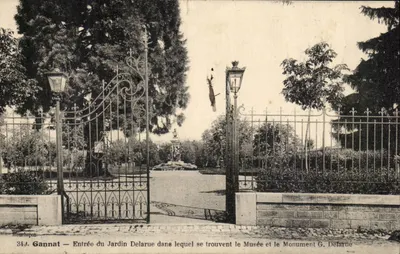Gannat — Entrada do Jardim Delarue, no qual se encontram o Museu e o Monumento G. Defarte — Montluçon