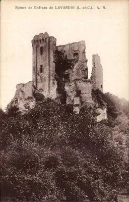 Ruínas do Castelo de Lavardin (L.-et-C.) — A. B.